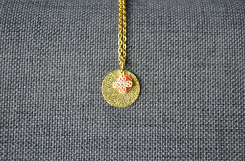 Collier Médaille Dorée Rouge